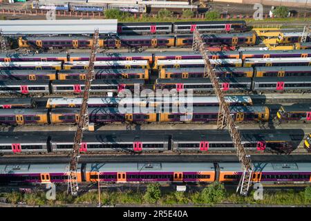 Tyseley, Birmingham, 3. Juni 2023 – die laufenden Lohnstreitigkeiten zwischen der Regierung und den ASLEF- und RMT-Gewerkschaften sahen am Samstag die Schließung eines fast gesamten Bahnnetzes vor. Die Züge wurden im Tyseley Traction Maintenance Depot (TMD) abgestellt und ungenutzt gelassen, da beide Gewerkschaften die von der Regierung vorgelegten Gehaltsangebote abgelehnt haben, wobei ihre Mitglieder nach wie vor eine starke Unterstützung für Arbeitskampagnen zeigen. Kredit: Stop Press Media/Alamy Live News Stockfoto