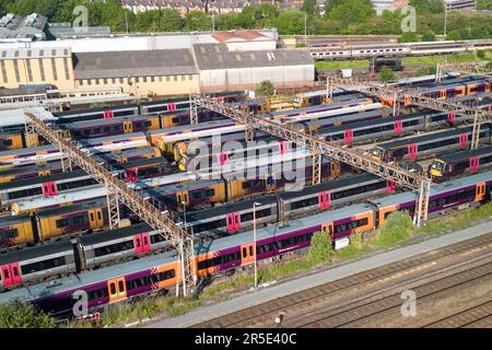 Tyseley, Birmingham, 3. Juni 2023 – die laufenden Lohnstreitigkeiten zwischen der Regierung und den ASLEF- und RMT-Gewerkschaften sahen am Samstag die Schließung eines fast gesamten Bahnnetzes vor. Die Züge wurden im Tyseley Traction Maintenance Depot (TMD) abgestellt und ungenutzt gelassen, da beide Gewerkschaften die von der Regierung vorgelegten Gehaltsangebote abgelehnt haben, wobei ihre Mitglieder nach wie vor eine starke Unterstützung für Arbeitskampagnen zeigen. Kredit: Stop Press Media/Alamy Live News Stockfoto