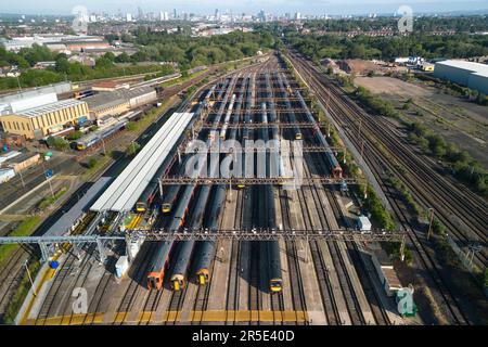 Tyseley, Birmingham, 3. Juni 2023 – die laufenden Lohnstreitigkeiten zwischen der Regierung und den ASLEF- und RMT-Gewerkschaften sahen am Samstag die Schließung eines fast gesamten Bahnnetzes vor. Die Züge wurden im Tyseley Traction Maintenance Depot (TMD) abgestellt und ungenutzt gelassen, da beide Gewerkschaften die von der Regierung vorgelegten Gehaltsangebote abgelehnt haben, wobei ihre Mitglieder nach wie vor eine starke Unterstützung für Arbeitskampagnen zeigen. Kredit: Stop Press Media/Alamy Live News Stockfoto