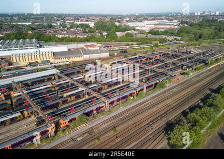 Tyseley, Birmingham, 3. Juni 2023 – die laufenden Lohnstreitigkeiten zwischen der Regierung und den ASLEF- und RMT-Gewerkschaften sahen am Samstag die Schließung eines fast gesamten Bahnnetzes vor. Die Züge wurden im Tyseley Traction Maintenance Depot (TMD) abgestellt und ungenutzt gelassen, da beide Gewerkschaften die von der Regierung vorgelegten Gehaltsangebote abgelehnt haben, wobei ihre Mitglieder nach wie vor eine starke Unterstützung für Arbeitskampagnen zeigen. Kredit: Stop Press Media/Alamy Live News Stockfoto