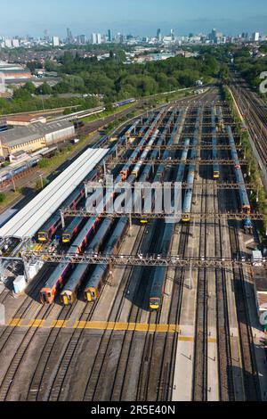 Tyseley, Birmingham, 3. Juni 2023 – die laufenden Lohnstreitigkeiten zwischen der Regierung und den ASLEF- und RMT-Gewerkschaften sahen am Samstag die Schließung eines fast gesamten Bahnnetzes vor. Die Züge wurden im Tyseley Traction Maintenance Depot (TMD) abgestellt und ungenutzt gelassen, da beide Gewerkschaften die von der Regierung vorgelegten Gehaltsangebote abgelehnt haben, wobei ihre Mitglieder nach wie vor eine starke Unterstützung für Arbeitskampagnen zeigen. Kredit: Stop Press Media/Alamy Live News Stockfoto