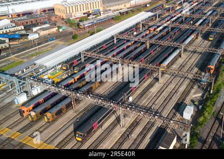 Tyseley, Birmingham, 3. Juni 2023 – die laufenden Lohnstreitigkeiten zwischen der Regierung und den ASLEF- und RMT-Gewerkschaften sahen am Samstag die Schließung eines fast gesamten Bahnnetzes vor. Die Züge wurden im Tyseley Traction Maintenance Depot (TMD) abgestellt und ungenutzt gelassen, da beide Gewerkschaften die von der Regierung vorgelegten Gehaltsangebote abgelehnt haben, wobei ihre Mitglieder nach wie vor eine starke Unterstützung für Arbeitskampagnen zeigen. Kredit: Stop Press Media/Alamy Live News Stockfoto