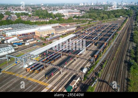 Tyseley, Birmingham, 3. Juni 2023 – die laufenden Lohnstreitigkeiten zwischen der Regierung und den ASLEF- und RMT-Gewerkschaften sahen am Samstag die Schließung eines fast gesamten Bahnnetzes vor. Die Züge wurden im Tyseley Traction Maintenance Depot (TMD) abgestellt und ungenutzt gelassen, da beide Gewerkschaften die von der Regierung vorgelegten Gehaltsangebote abgelehnt haben, wobei ihre Mitglieder nach wie vor eine starke Unterstützung für Arbeitskampagnen zeigen. Kredit: Stop Press Media/Alamy Live News Stockfoto