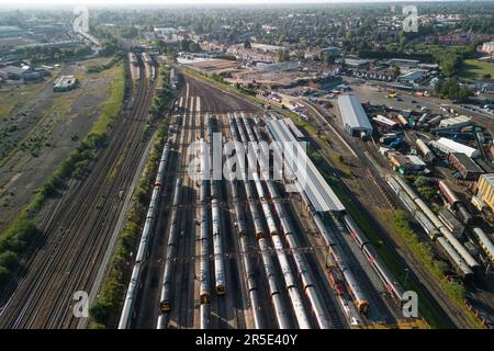 Tyseley, Birmingham, 3. Juni 2023 – die laufenden Lohnstreitigkeiten zwischen der Regierung und den ASLEF- und RMT-Gewerkschaften sahen am Samstag die Schließung eines fast gesamten Bahnnetzes vor. Die Züge wurden im Tyseley Traction Maintenance Depot (TMD) abgestellt und ungenutzt gelassen, da beide Gewerkschaften die von der Regierung vorgelegten Gehaltsangebote abgelehnt haben, wobei ihre Mitglieder nach wie vor eine starke Unterstützung für Arbeitskampagnen zeigen. Kredit: Stop Press Media/Alamy Live News Stockfoto