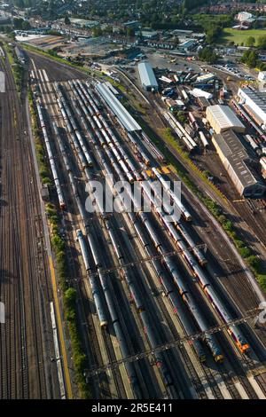 Tyseley, Birmingham, 3. Juni 2023 – die laufenden Lohnstreitigkeiten zwischen der Regierung und den ASLEF- und RMT-Gewerkschaften sahen am Samstag die Schließung eines fast gesamten Bahnnetzes vor. Die Züge wurden im Tyseley Traction Maintenance Depot (TMD) abgestellt und ungenutzt gelassen, da beide Gewerkschaften die von der Regierung vorgelegten Gehaltsangebote abgelehnt haben, wobei ihre Mitglieder nach wie vor eine starke Unterstützung für Arbeitskampagnen zeigen. Kredit: Stop Press Media/Alamy Live News Stockfoto