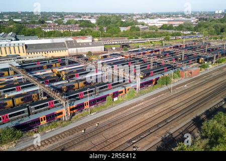 Tyseley, Birmingham, 3. Juni 2023 – die laufenden Lohnstreitigkeiten zwischen der Regierung und den ASLEF- und RMT-Gewerkschaften sahen am Samstag die Schließung eines fast gesamten Bahnnetzes vor. Die Züge wurden im Tyseley Traction Maintenance Depot (TMD) abgestellt und ungenutzt gelassen, da beide Gewerkschaften die von der Regierung vorgelegten Gehaltsangebote abgelehnt haben, wobei ihre Mitglieder nach wie vor eine starke Unterstützung für Arbeitskampagnen zeigen. Kredit: Stop Press Media/Alamy Live News Stockfoto