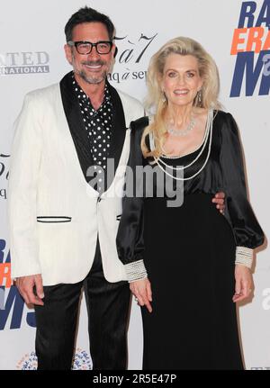 Lawrence Zarian, Nancy Davis bei der Ankunft für das jährliche Rennen 30. um Erase MS Gala, Fairmont Century Plaza Hotel, Los Angeles, CA 2. Juni 2023. Foto: Elizabeth Goodenough/Everett Collection Stockfoto