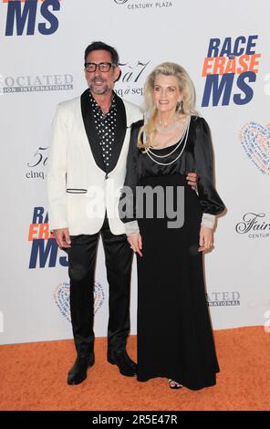 Lawrence Zarian, Nancy Davis bei der Ankunft für das jährliche Rennen 30. um Erase MS Gala, Fairmont Century Plaza Hotel, Los Angeles, CA 2. Juni 2023. Foto: Elizabeth Goodenough/Everett Collection Stockfoto