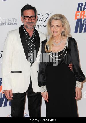 Lawrence Zarian, Nancy Davis bei der Ankunft für das jährliche Rennen 30. um Erase MS Gala, Fairmont Century Plaza Hotel, Los Angeles, CA 2. Juni 2023. Foto: Elizabeth Goodenough/Everett Collection Stockfoto