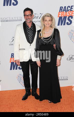 Lawrence Zarian, Nancy Davis bei der Ankunft für das jährliche Rennen 30. um Erase MS Gala, Fairmont Century Plaza Hotel, Los Angeles, CA 2. Juni 2023. Foto: Elizabeth Goodenough/Everett Collection Stockfoto