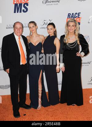 Los Angeles, Kalifornien. 2. Juni 2023. Ken Rickel, Isabella Rickel, Mariella Rickel, Nancy Davis bei der Ankunft für das jährliche Rennen 30. „Race to Erase MS Gala“, Fairmont Century Plaza Hotel, Los Angeles, CA, 2. Juni 2023. Kredit: Elizabeth Goodenough/Everett Collection/Alamy Live News Stockfoto