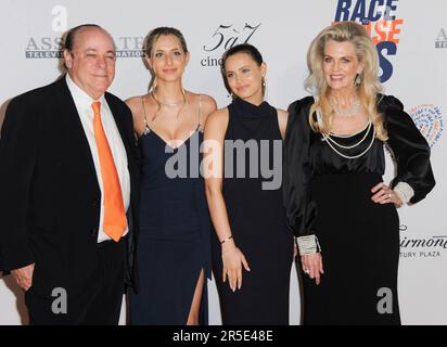 Los Angeles, Kalifornien. 2. Juni 2023. Ken Rickel, Isabella Rickel, Mariella Rickel, Nancy Davis bei der Ankunft für das jährliche Rennen 30. „Race to Erase MS Gala“, Fairmont Century Plaza Hotel, Los Angeles, CA, 2. Juni 2023. Kredit: Elizabeth Goodenough/Everett Collection/Alamy Live News Stockfoto