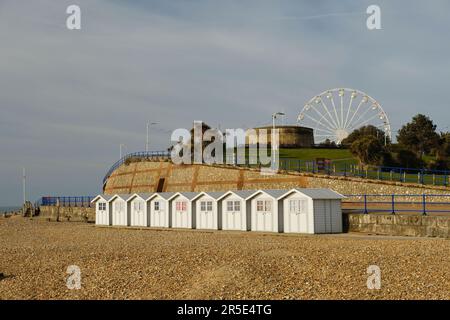 Eine Reihe von Strandhütten am Strand von Eastbourne Stockfoto