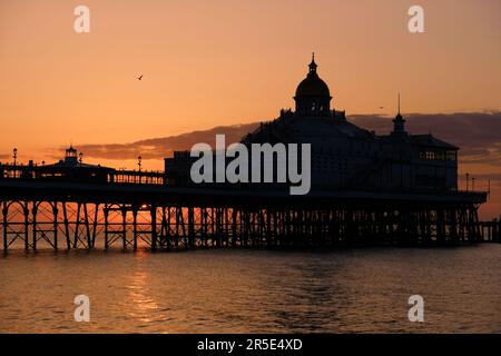 Silhouette des Eastbourne Pier bei Sonnenaufgang. Stockfoto