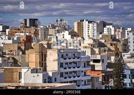 Sousse, Tunesien, 22. Januar 2023: Wohnungsbau mit Wohnhäusern im Zentrum von Sousse Stockfoto