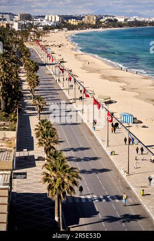 Sousse, Tunesien, 22. Januar 2023: Foto vom Strand, der Prpmenade und der Hauptstraße am Strand von Sousse Stockfoto