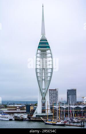 Der 2005 eröffnete Spinnaker Tower ist ein 170 Meter (560 Fuß) langer Aussichtsturm in Portsmouth, England. Blick vom Meer an einem bewölkten Tag. Stockfoto