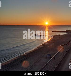 Sousse, Tunesien, 22. Januar 2023: Sonnenaufgang an der Promenade und am Strand in der tunesischen Stadt Sousse Stockfoto