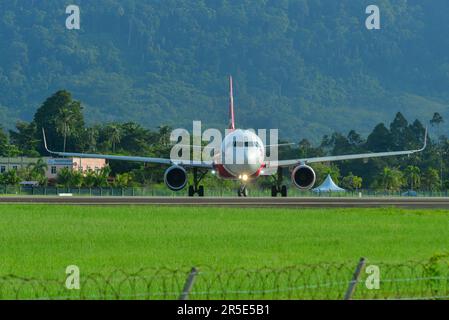 Langkawi, Malaysia - 28. Mai 2023. AirAsia Airbus A320 (9M-RAI): Rollfahren am Flughafen Langkawi (LGK), Malaysia. Stockfoto