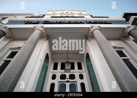 Flacher Blick auf den Eingang zum Cavendish Hotel in Eastbourne Stockfoto