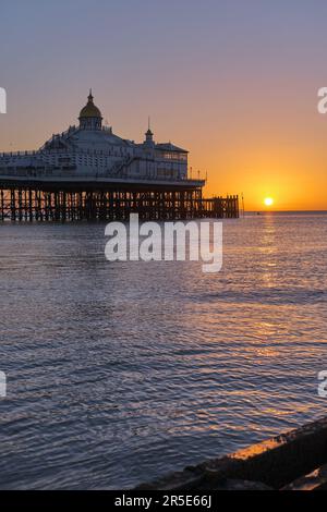 Sonnenaufgang über dem Ärmelkanal mit Eastbourne Pier im Vordergrund. Stockfoto