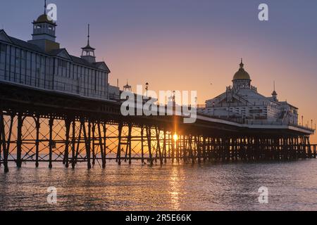 Sonnenaufgang über dem Ärmelkanal mit Eastbourne Pier im Vordergrund. Stockfoto