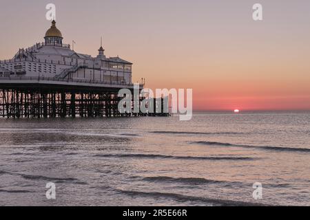 Sonnenaufgang über dem Ärmelkanal mit Eastbourne Pier im Vordergrund. Stockfoto