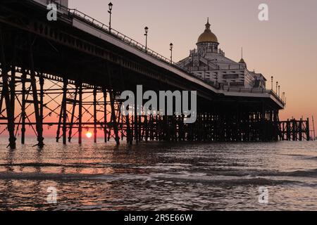 Sonnenaufgang über dem Ärmelkanal mit Eastbourne Pier im Vordergrund. Stockfoto