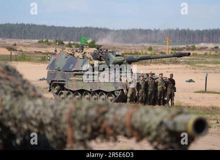 Pabrade, Litauen. 30. Mai 2023. Während einer Übung der multinationalen EFP-Gefechtsgruppe Litauen stehen deutsche Soldaten vor einer selbstfahrenden Haubitze 2000 auf dem militärischen Trainingsgelände von Pabrade. Die EFP (Enhanced Forward Presence) zielt darauf ab, die östliche Flanke der NATO in Estland, Lettland, Litauen und Polen durch die Entsendung von vier Bataillonen zu stärken. Deutschland stellt den Kommandanten und derzeit rund 850 Soldaten auf dem litauischen Militärstützpunkt in Rukla zur Verfügung. Kredit: Soeren Stache/dpa/Alamy Live News Stockfoto