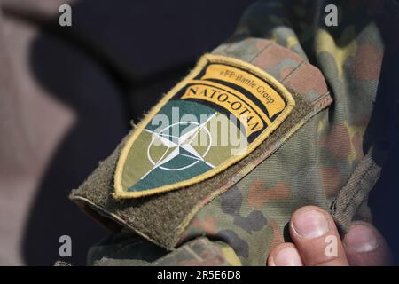 Pabrade, Litauen. 30. Mai 2023. Ein Aufnäher mit dem Logo „EFP-Battlegroup NATO-OTAN“ auf der Uniform eines Soldaten, das während einer Übung der multinationalen EFP Battlegroup Litauen auf dem Trainingsgelände von Pabrade aufgenommen wurde. Die EFP (verstärkte Frontpräsenz) soll die Ostflanke der NATO in Estland, Lettland, Litauen und Polen durch die Entsendung von vier Bataillonen stärken. Deutschland stellt den Kommandanten und derzeit rund 850 Soldaten auf dem litauischen Militärstützpunkt in Rukla zur Verfügung. Kredit: Soeren Stache/dpa/Alamy Live News Stockfoto