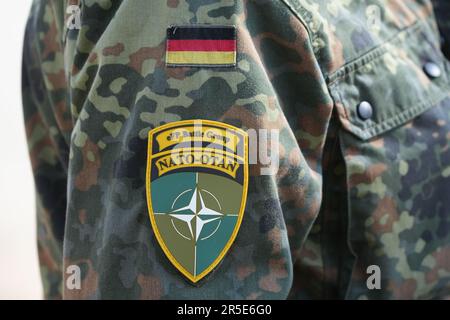 Pabrade, Litauen. 30. Mai 2023. Ein Aufnäher mit dem Logo „EFP-Battlegroup NATO-OTAN“ auf der Uniform eines deutschen Soldaten, das während einer Übung der multinationalen EFP Battlegroup Litauen auf dem Trainingsgelände von Pabrade aufgenommen wurde. Die EFP (verstärkte Präsenz nach vorn) zielt darauf ab, die östliche Flanke der NATO in Estland, Lettland, Litauen und Polen durch die Entsendung von vier Bataillonen zu stärken. Deutschland stellt den Kommandanten und derzeit rund 850 Soldaten auf dem litauischen Militärstützpunkt in Rukla zur Verfügung. Kredit: Soeren Stache/dpa/Alamy Live News Stockfoto