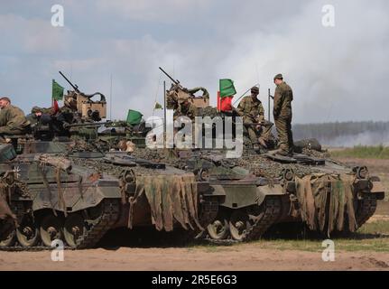 Pabrade, Litauen. 30. Mai 2023. Marders Infanterie-Kampffahrzeuge stehen auf dem Pabrade-Trainingsgelände während eines Besuchs des deutschen Präsidenten Steinmeier bei der multinationalen EFP-Gefechtsgruppe Litauen. Die EFP (verstärkte Frontpräsenz) soll die Ostflanke der NATO in Estland, Lettland, Litauen und Polen durch die Entsendung von vier Bataillonen stärken. Deutschland stellt den Kommandanten und derzeit rund 850 Soldaten auf dem litauischen Militärstützpunkt in Rukla zur Verfügung. Kredit: Soeren Stache/dpa/Alamy Live News Stockfoto