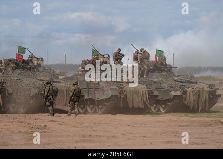 Pabrade, Litauen. 30. Mai 2023. Marders Infanterie-Kampffahrzeuge stehen auf dem Pabrade-Trainingsgelände während eines Besuchs des deutschen Präsidenten Steinmeier bei der multinationalen EFP-Gefechtsgruppe Litauen. Die EFP (verstärkte Frontpräsenz) soll die Ostflanke der NATO in Estland, Lettland, Litauen und Polen durch die Entsendung von vier Bataillonen stärken. Deutschland stellt den Kommandanten und derzeit rund 850 Soldaten auf dem litauischen Militärstützpunkt in Rukla zur Verfügung. Kredit: Soeren Stache/dpa/Alamy Live News Stockfoto