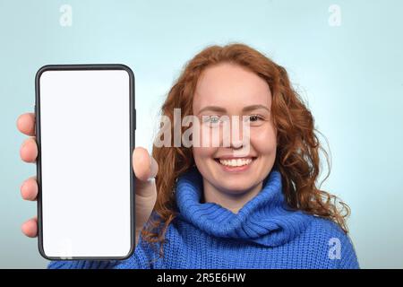 Porträt einer niedlichen lockigen rothaarigen Frau Stockfoto
