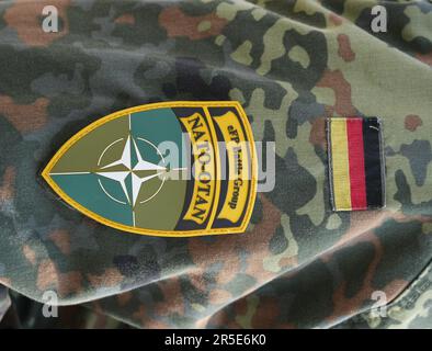 Pabrade, Litauen. 30. Mai 2023. Ein Aufnäher mit dem Logo „EFP-Battlegroup NATO-OTAN“ auf der Uniform eines Soldaten, das während einer Übung der multinationalen EFP Battlegroup Litauen auf dem Trainingsgelände von Pabrade aufgenommen wurde. Die EFP (verstärkte Frontpräsenz) soll die Ostflanke der NATO in Estland, Lettland, Litauen und Polen durch die Entsendung von vier Bataillonen stärken. Deutschland stellt den Kommandanten und derzeit rund 850 Soldaten auf dem litauischen Militärstützpunkt in Rukla zur Verfügung. Kredit: Soeren Stache/dpa/Alamy Live News Stockfoto