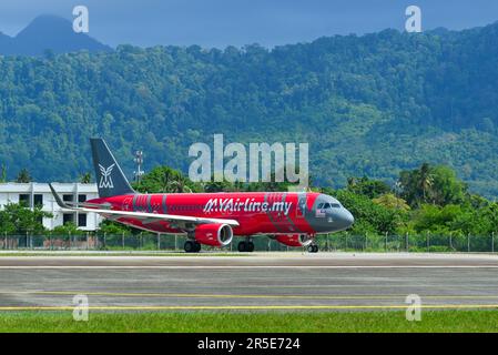Langkawi, Malaysia - 28. Mai 2023. MYAirline Airbus A320 (9M-DAC): Rollsport am Flughafen Langkawi (LGK), Malaysia. Stockfoto