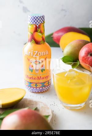 LONDON, Großbritannien - 01. MAI 2023: Flasche Arizona Iced Tea mit Mango-Geschmack. Stockfoto