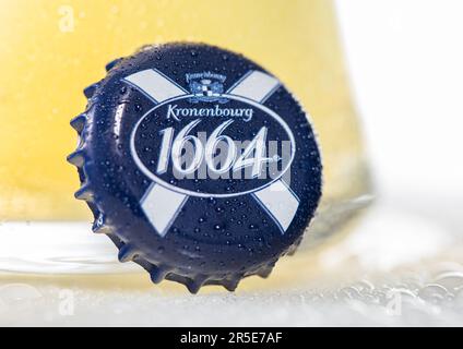 LONDON, Vereinigtes Königreich - 10. DEZEMBER 2022: Kronenbourg 1664 Weizenbier-Flaschenverschluss mit Tau auf Weiß. Stockfoto