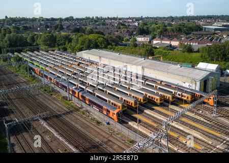 Winson Green, Birmingham, 3. Juni 2023 – die laufenden Lohnstreitigkeiten zwischen der Regierung und den ASLEF- und RMT-Gewerkschaften haben am Samstag zur Schließung eines fast gesamten Bahnnetzes geführt. Die Züge wurden im Soho Traction Maintenance Depot (TMD) abgestellt und ungenutzt gelassen, da beide Gewerkschaften die von der Regierung unterbreiteten Gehaltsangebote abgelehnt haben, wobei ihre Mitglieder nach wie vor eine starke Unterstützung für Arbeitskampfmaßnahmen finden. Kredit: Stop Press Media/Alamy Live News Stockfoto