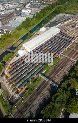 Winson Green, Birmingham, 3. Juni 2023 – die laufenden Lohnstreitigkeiten zwischen der Regierung und den ASLEF- und RMT-Gewerkschaften haben am Samstag zur Schließung eines fast gesamten Bahnnetzes geführt. Die Züge wurden im Soho Traction Maintenance Depot (TMD) abgestellt und ungenutzt gelassen, da beide Gewerkschaften die von der Regierung unterbreiteten Gehaltsangebote abgelehnt haben, wobei ihre Mitglieder nach wie vor eine starke Unterstützung für Arbeitskampfmaßnahmen finden. Kredit: Stop Press Media/Alamy Live News Stockfoto