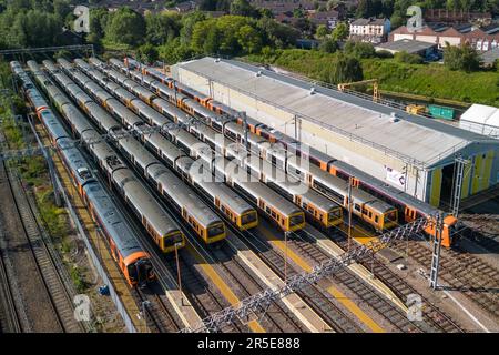 Winson Green, Birmingham, 3. Juni 2023 – die laufenden Lohnstreitigkeiten zwischen der Regierung und den ASLEF- und RMT-Gewerkschaften haben am Samstag zur Schließung eines fast gesamten Bahnnetzes geführt. Die Züge wurden im Soho Traction Maintenance Depot (TMD) abgestellt und ungenutzt gelassen, da beide Gewerkschaften die von der Regierung unterbreiteten Gehaltsangebote abgelehnt haben, wobei ihre Mitglieder nach wie vor eine starke Unterstützung für Arbeitskampfmaßnahmen finden. Kredit: Stop Press Media/Alamy Live News Stockfoto