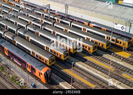 Winson Green, Birmingham, 3. Juni 2023 – die laufenden Lohnstreitigkeiten zwischen der Regierung und den ASLEF- und RMT-Gewerkschaften haben am Samstag zur Schließung eines fast gesamten Bahnnetzes geführt. Die Züge wurden im Soho Traction Maintenance Depot (TMD) abgestellt und ungenutzt gelassen, da beide Gewerkschaften die von der Regierung unterbreiteten Gehaltsangebote abgelehnt haben, wobei ihre Mitglieder nach wie vor eine starke Unterstützung für Arbeitskampfmaßnahmen finden. Kredit: Stop Press Media/Alamy Live News Stockfoto