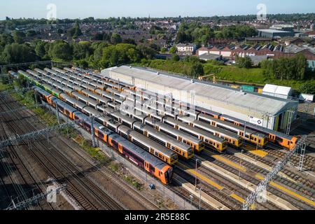 Winson Green, Birmingham, 3. Juni 2023 – die laufenden Lohnstreitigkeiten zwischen der Regierung und den ASLEF- und RMT-Gewerkschaften haben am Samstag zur Schließung eines fast gesamten Bahnnetzes geführt. Die Züge wurden im Soho Traction Maintenance Depot (TMD) abgestellt und ungenutzt gelassen, da beide Gewerkschaften die von der Regierung unterbreiteten Gehaltsangebote abgelehnt haben, wobei ihre Mitglieder nach wie vor eine starke Unterstützung für Arbeitskampfmaßnahmen finden. Kredit: Stop Press Media/Alamy Live News Stockfoto