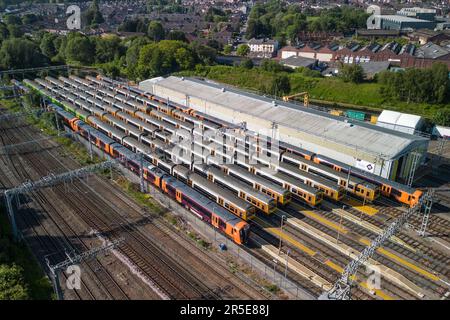 Winson Green, Birmingham, 3. Juni 2023 – die laufenden Lohnstreitigkeiten zwischen der Regierung und den ASLEF- und RMT-Gewerkschaften haben am Samstag zur Schließung eines fast gesamten Bahnnetzes geführt. Die Züge wurden im Soho Traction Maintenance Depot (TMD) abgestellt und ungenutzt gelassen, da beide Gewerkschaften die von der Regierung unterbreiteten Gehaltsangebote abgelehnt haben, wobei ihre Mitglieder nach wie vor eine starke Unterstützung für Arbeitskampfmaßnahmen finden. Kredit: Stop Press Media/Alamy Live News Stockfoto