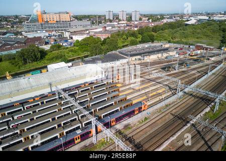 Winson Green, Birmingham, 3. Juni 2023 – die laufenden Lohnstreitigkeiten zwischen der Regierung und den ASLEF- und RMT-Gewerkschaften haben am Samstag zur Schließung eines fast gesamten Bahnnetzes geführt. Die Züge wurden im Soho Traction Maintenance Depot (TMD) abgestellt und ungenutzt gelassen, da beide Gewerkschaften die von der Regierung unterbreiteten Gehaltsangebote abgelehnt haben, wobei ihre Mitglieder nach wie vor eine starke Unterstützung für Arbeitskampfmaßnahmen finden. Kredit: Stop Press Media/Alamy Live News Stockfoto