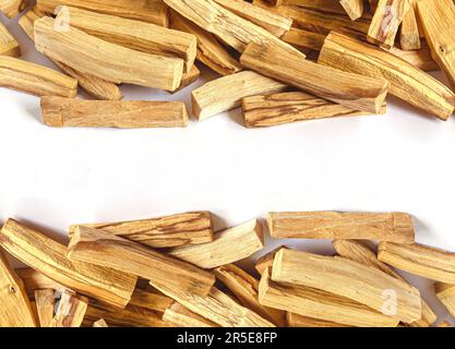 Ein Haufen Palo Santo, heilige Baumstämme isoliert auf weißem Hintergrund. Heil-Heim- und Menschen-Energiekonzept Stockfoto