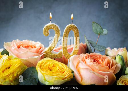 Goldener Glitzer Nummer 20 mit Blumen Stockfoto