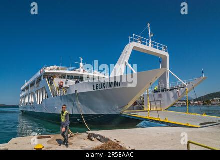 Fähre Lefkimmi (Leukimmi), Sarris Lines, Absenkrampe am Kai nach der Ankunft von Lefkimmi auf der Insel Korfu nach Igoumenitsa, Region Epirus, Griechenland Stockfoto