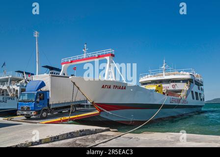 Fahrzeuge, die von der Fähre Agia Triada, Passagier-RoRo-Frachtschiff, Lefkimmi Lines, nach Ankunft von Lefkimmi auf der Insel Korfu nach Igoumenitsa, Epirus Region, Griechenland, aussteigen Stockfoto