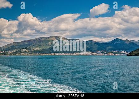 Stadt Igoumenitsa von der Fähre Agia Triada aus gesehen, Lefkimmi-Linien, die Südstraße von Korfu überqueren, auf dem Weg nach Lefkimmi auf der Insel Korfu von Igoumenitsa, Region Epirus, Griechenland Stockfoto